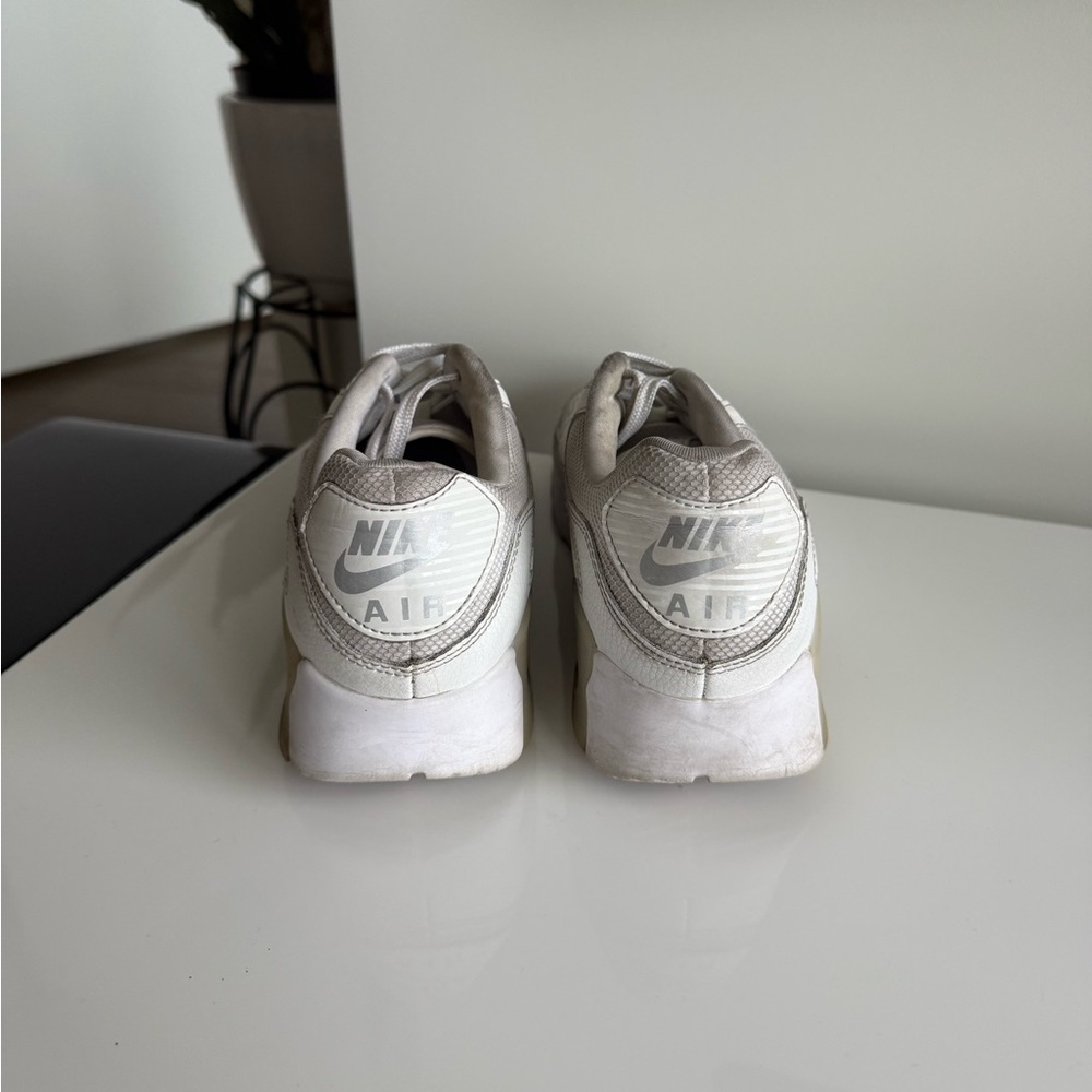 Women's White Size 8 Nike Air Max. Good used condition.